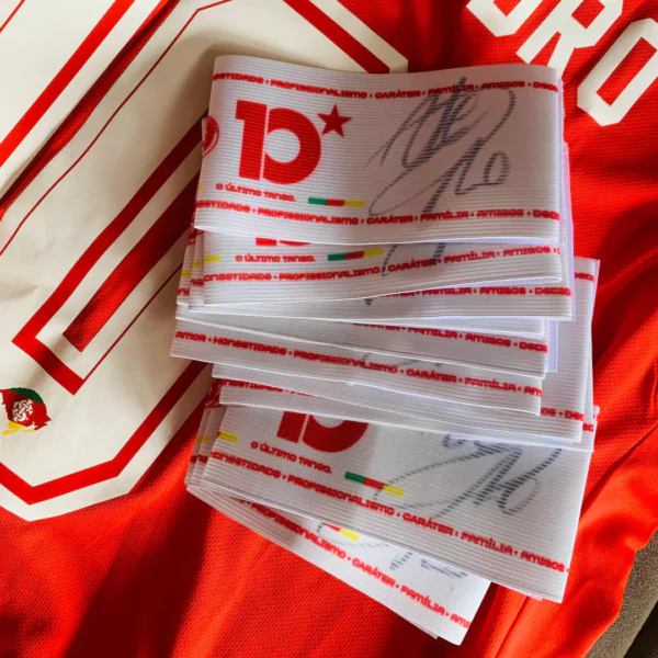 Braçadeira Autografada – Liderança e Paixão